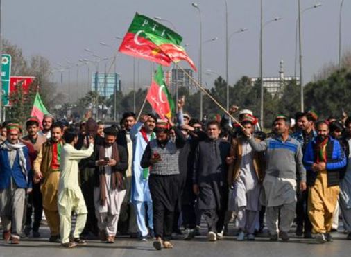 حركة إنصاف الباكستانية ينظم احتجاجات بزعم تزوير الانتخابات