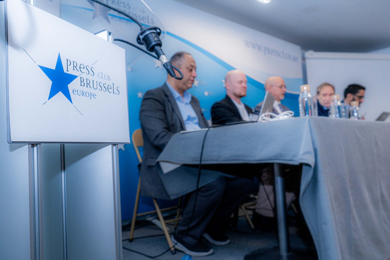 مؤتمر صحفي لإفشاء أسرار أبوظبي في بروكسل
