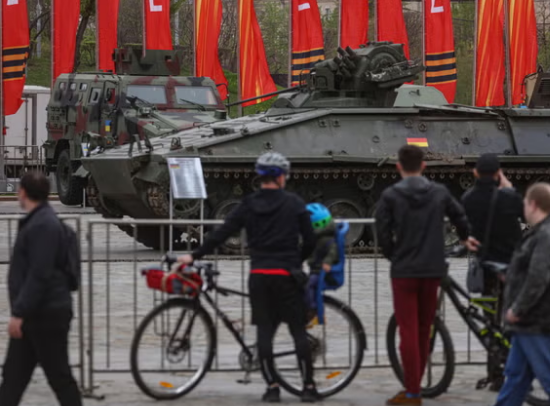 Rusiya ələ keçirtdiyi "Leopard-2" tankları Moskvada nümayiş etdirir