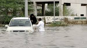 أمطار غزيرة وسيول تتسبب في إغلاق المدارس بالسعودية