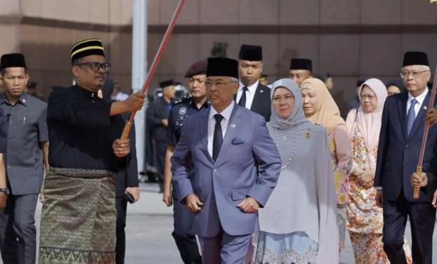 ملك ماليزيا يزور سنغافورة في أول زيارة دولة خارجية يقوم بها