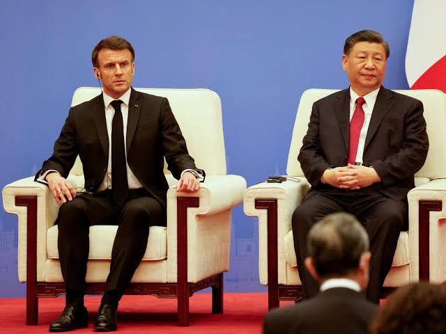 شي يحث ماكرون على مساعدة الصين في تجنب حرب باردة جديدة