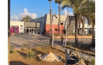 Breaking News: Israeli Soldiers Plant Flag in Rafah Border Area - VIDEO