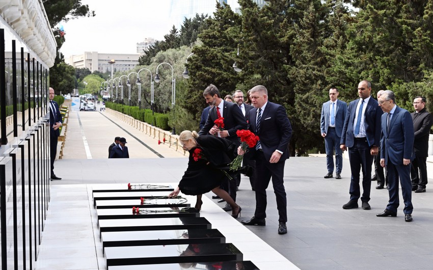 Slovak Prime Minister visits Alley of Martyrs in Baku
