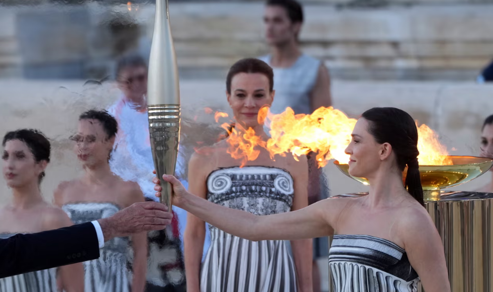 Во Франции зажгли факел Олимпийских игр