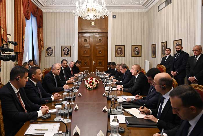 بدأ الاجتماع الموسع بين علييف  ورئيس بلغاريا
