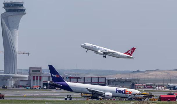 Boing-767 təyyarəsi İstanbula qəza enişi edib - VİDEO