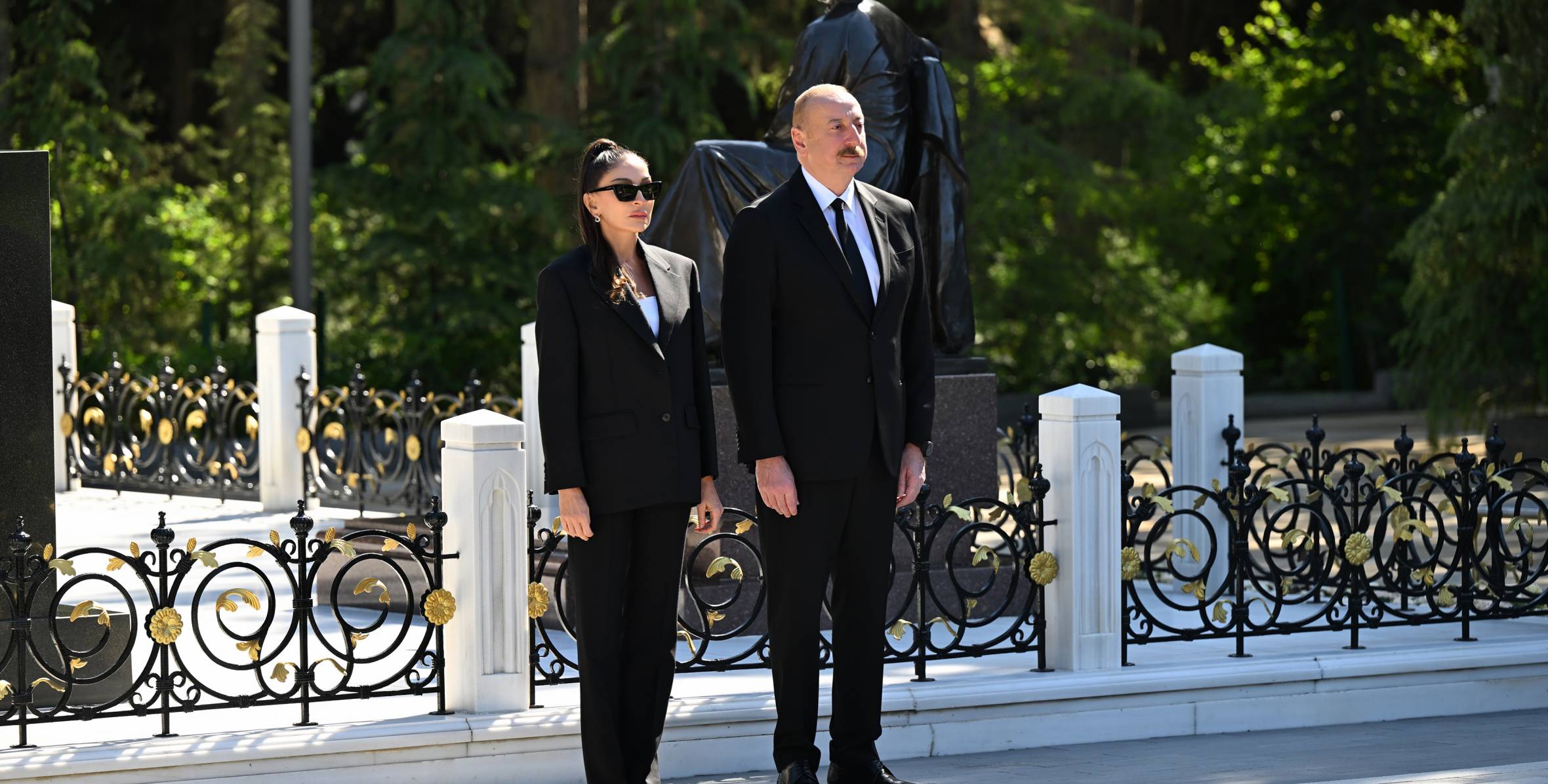 President Ilham Aliyev and First Lady Mehriban Aliyeva visited grave of Great Leader Heydar Aliyev in Alley of Honor - LIVE