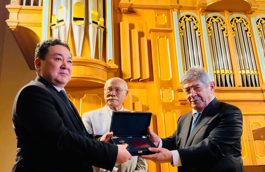 ممثل مؤسسة أوراسيا الدولية للصحافة في اوزبكستان يحصل على وسام مئوية حيدر علييف