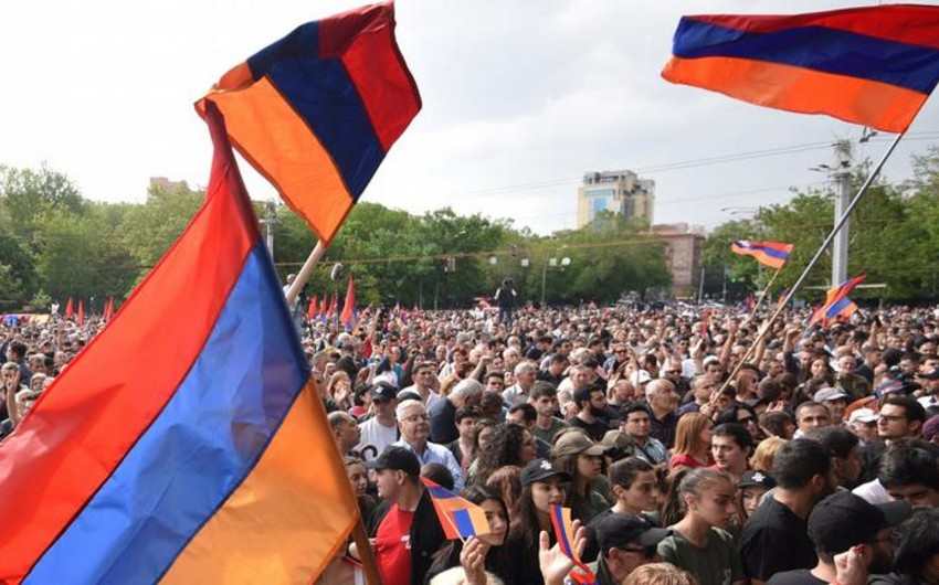 Protesters begin blocking Yerevan streets demanding Pashinyan's resignation