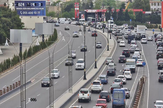 Babək prospektində piyadanı maşın vurdu - Sıxlıq yaranıb