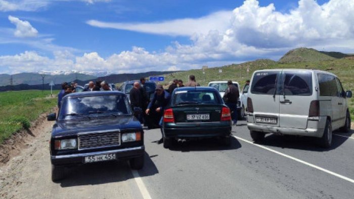 Etirazçılar Ermənistan-Gürcüstan yolunu BAĞLADILAR