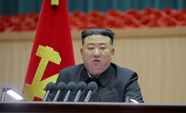 زعيم كوريا الشمالية يدعو إلى زيادة القدرات الدفاعية لبلاده