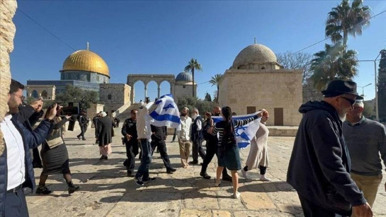 مستوطنون يقتحمون الأقصى ملوحين بالأعلام الإسرائيلية