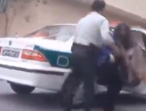 İranda polis hicab taxmayan qadını döyə-döyə həbs etdi - VİDEO