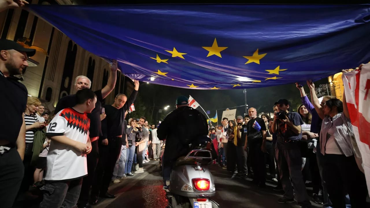 Евросоюз предупреждает Грузию: "Указанный закон угрожает европейским целям Тбилиси"