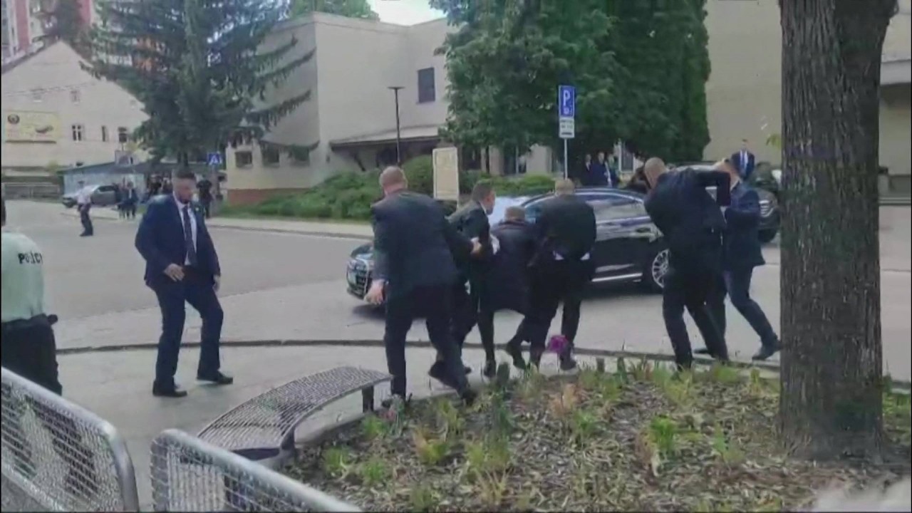 إطلاق نار على رئيس وزراء سلوفاكيا ونقله إلى المستشفى