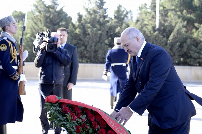 Lukaşenko Heydər Əliyevin məzarını ziyarət etdi