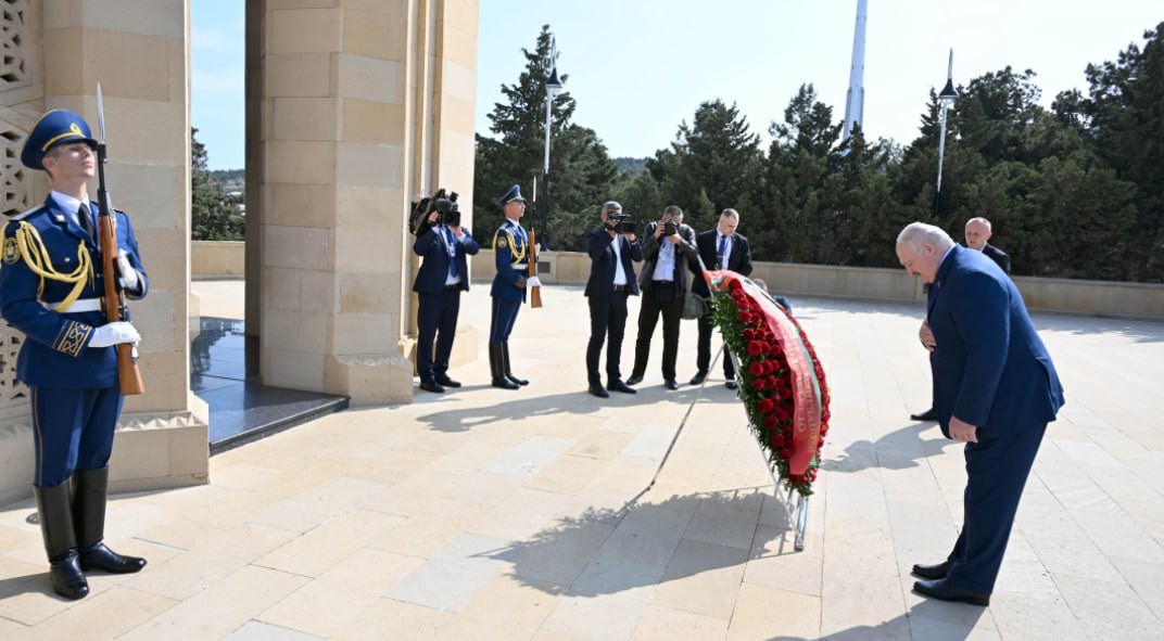 Lukaşenko Bakıda şəhidlərin xatirəsini andı