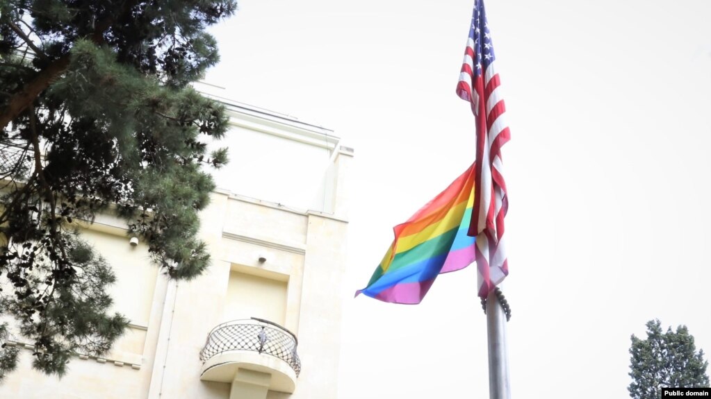 В посольствах США и Великобритании подняли флаг ЛГБТ – ФОТО