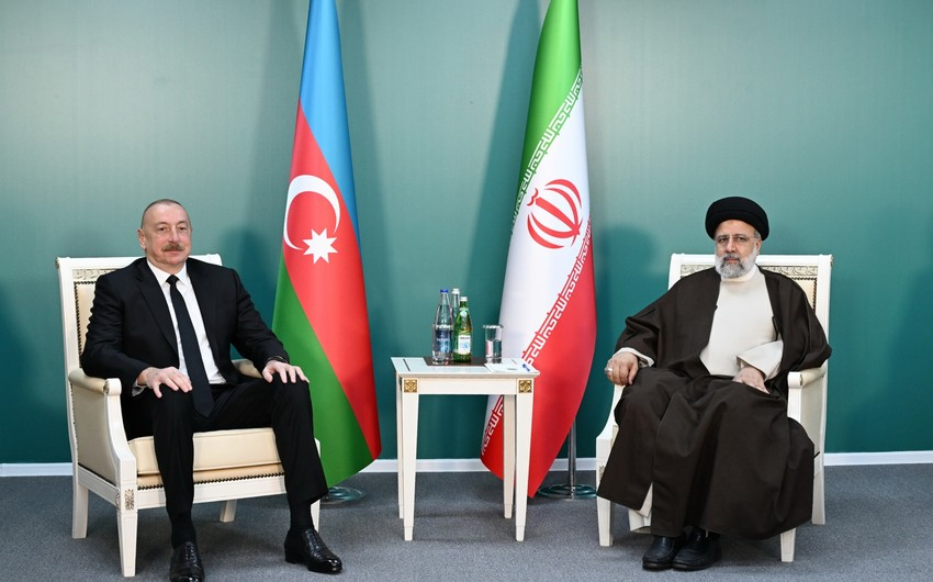 President Ilham Aliyev and President Seyyed Ebrahim Raisi meet at the Azerbaijan-Iran border