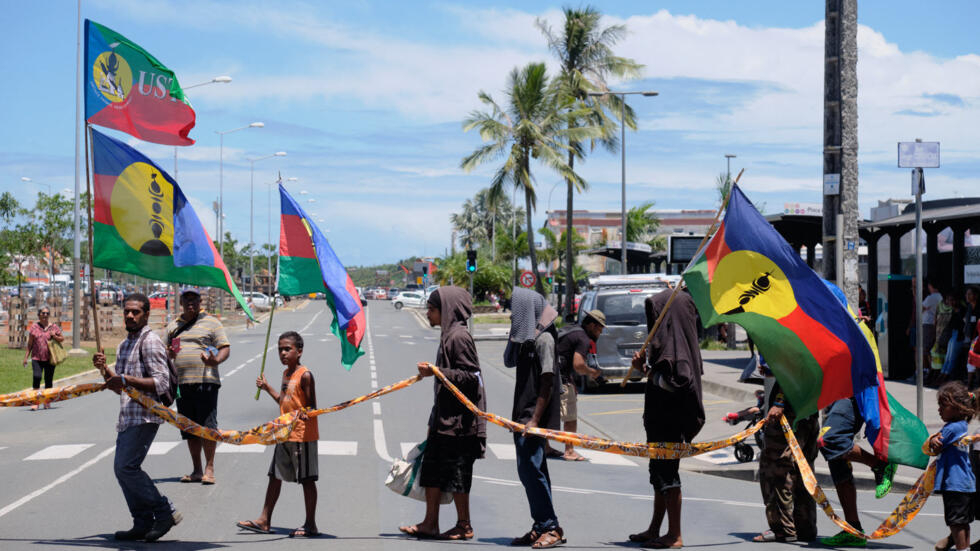 Президент Франции проведет встречу по поводу протестов в Новой Каледонии