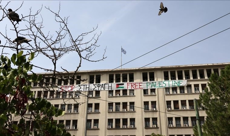 Yunanıstanda İnkişaf Nazirliyinin binasına Fələstin bayrağını asıblar