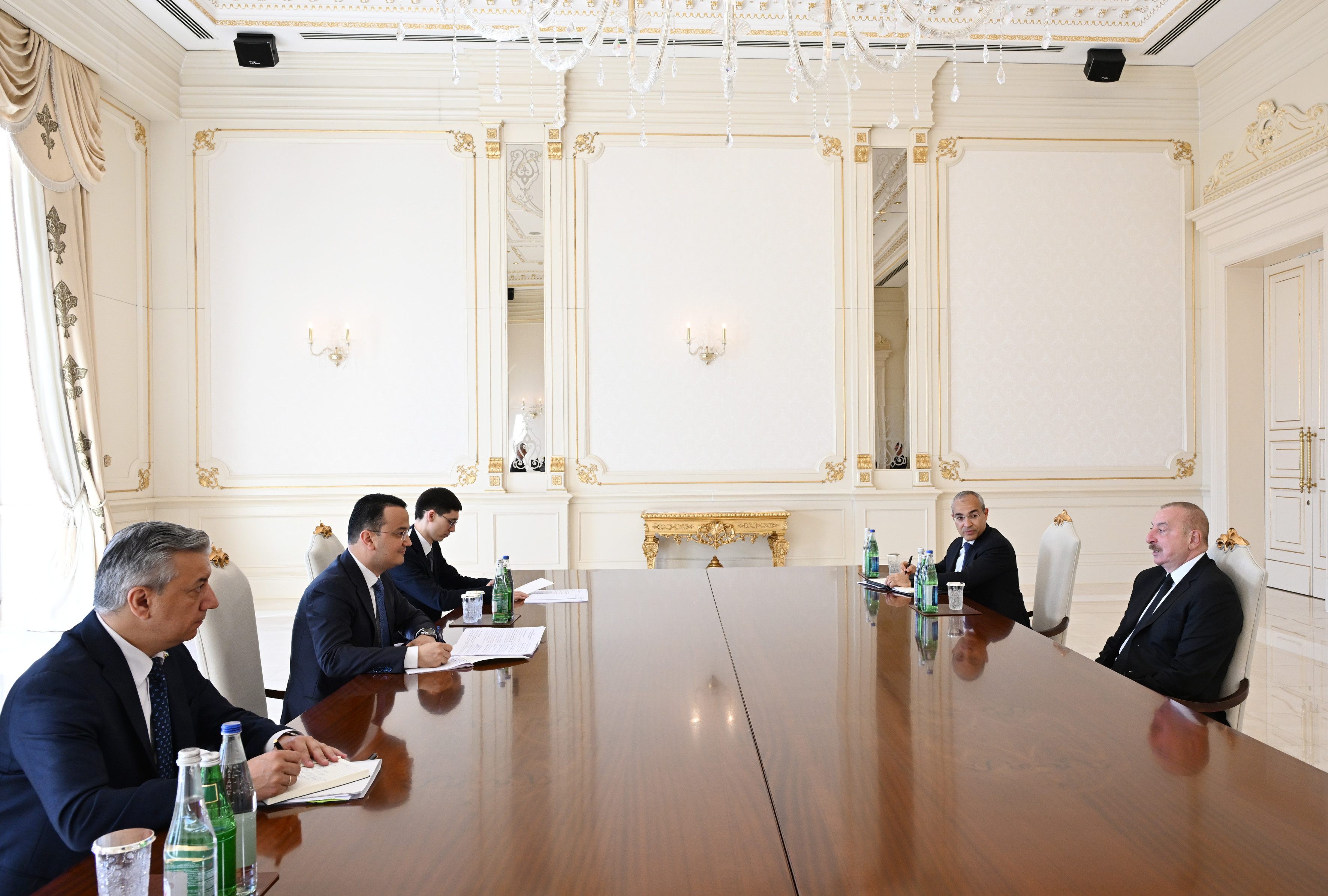 علييف يستقبل وزير التجارة والاستثمار الأوزبكي