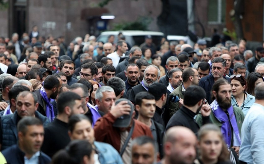 Archbishop Galstanyan, his supporters marching towards Armenian Interior Ministry building