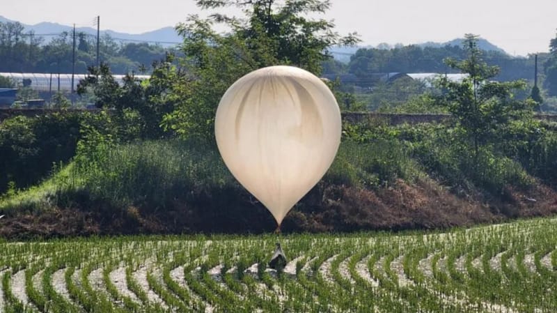 Şimali Koreya Cənubi Koreyanın sərhəd şəhərlərinə zibil balonları göndərib