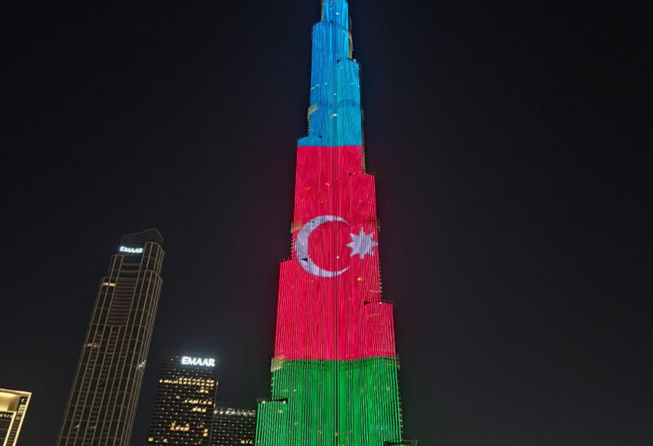 По случаю Дня независимости башню «Бурдж-Халифа» подсветили цветами Государственного флага Азербайджана