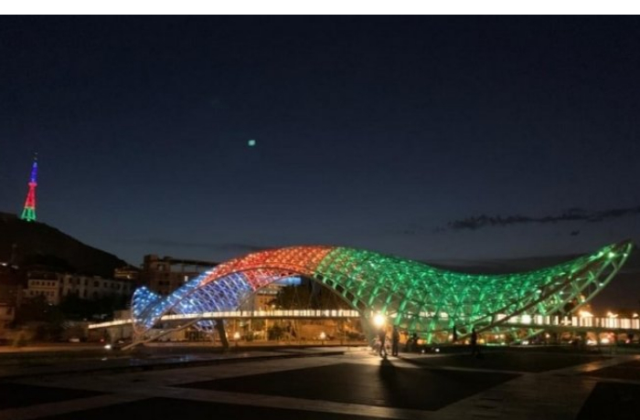 Тбилисская телебашня и «Мост Мира» освещены цветами азербайджанского флага