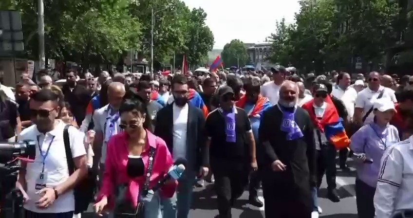 Ermənistanda etiraz yürüşləri yenidən BAŞLAYIB - VİDEO