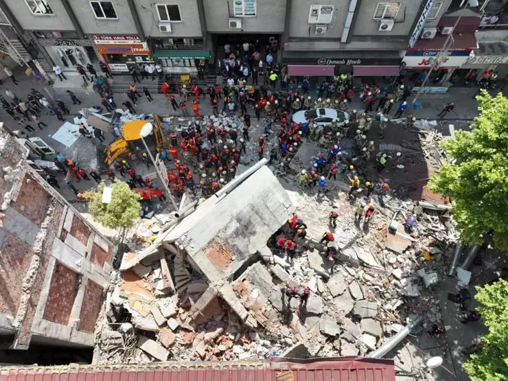 İstanbulda Bələdiyyə Başçısı çökən bina ilə bağlı son vəziyyəti açıqladı
