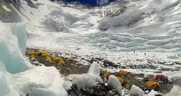 Everest dağından bu qədər tullantı təmizlənib