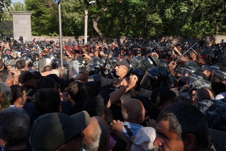 Ermənistan parlamenti yaxınlığında polislə etirazçılar arasında toqquşma olub