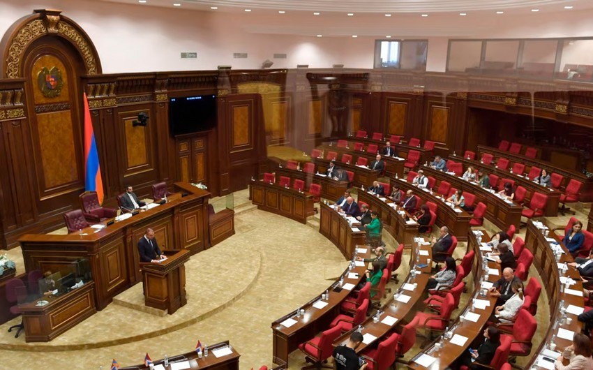 Ermənistan parlamentinin iclası deputatlar arasında davaya görə yarımçıq qalıb