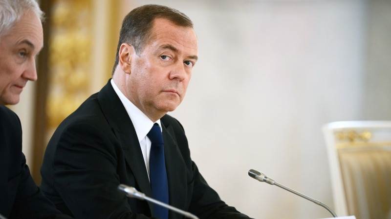 Medvedev: "Qərbə "maksimum dərəcədə zərər" vurmalıyıq"