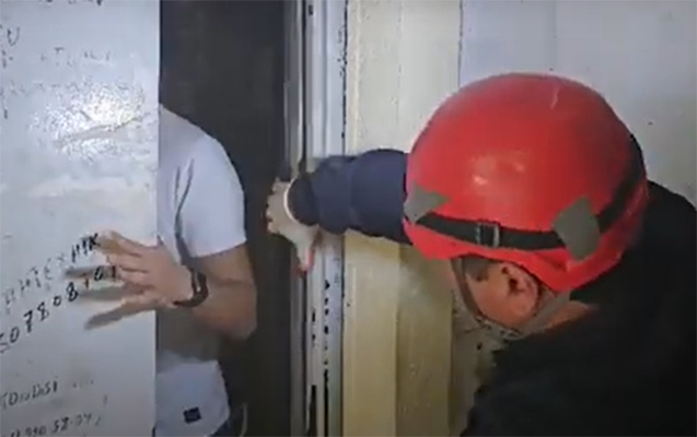 Bakının 3 ərazisində yaşayış binalarının lifti DAYANDI: Köməksiz qalanlar belə xilas edildi - VİDEO