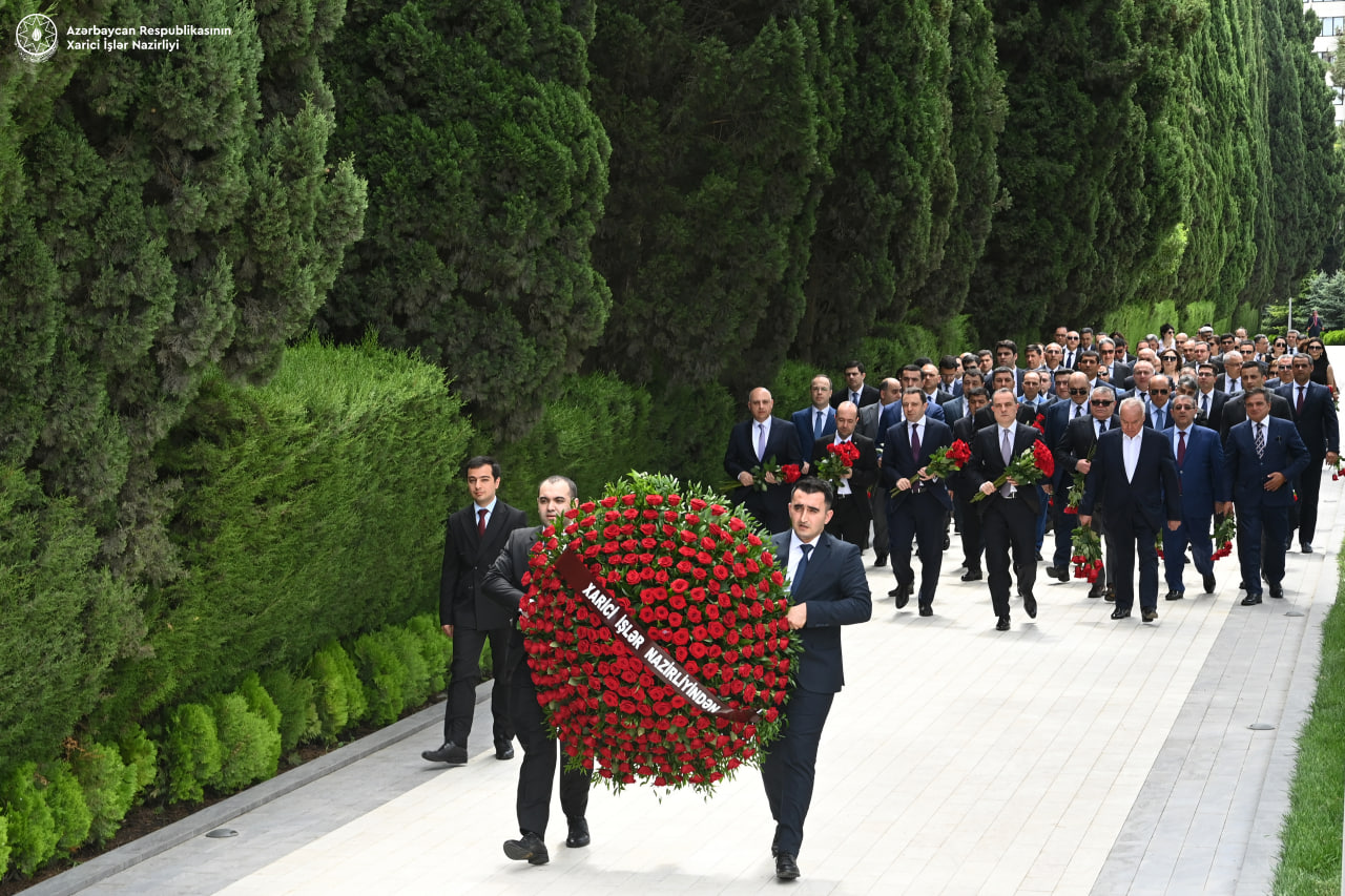 XİN kollektivi Fəxri Xiyaban və Şəhidlər Xiyabanını ziyarət etdi