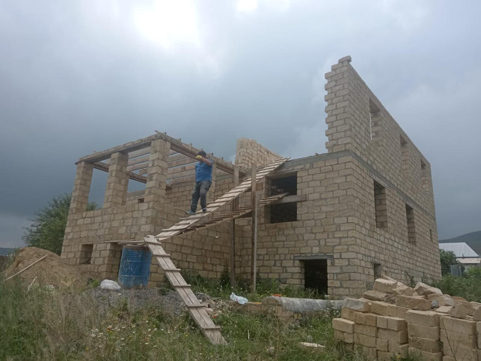 Gədəbəydə daha bir qanunsuz tikili söküldü