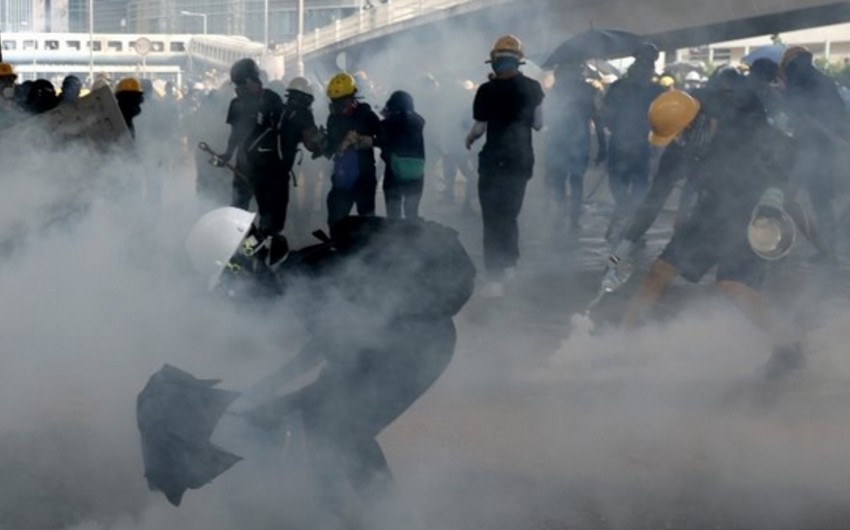 Nigerian police use tear gas against protesters