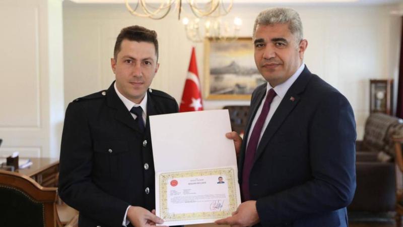 Azərbaycan bayrağını öpən polis mükafatlandırıldı