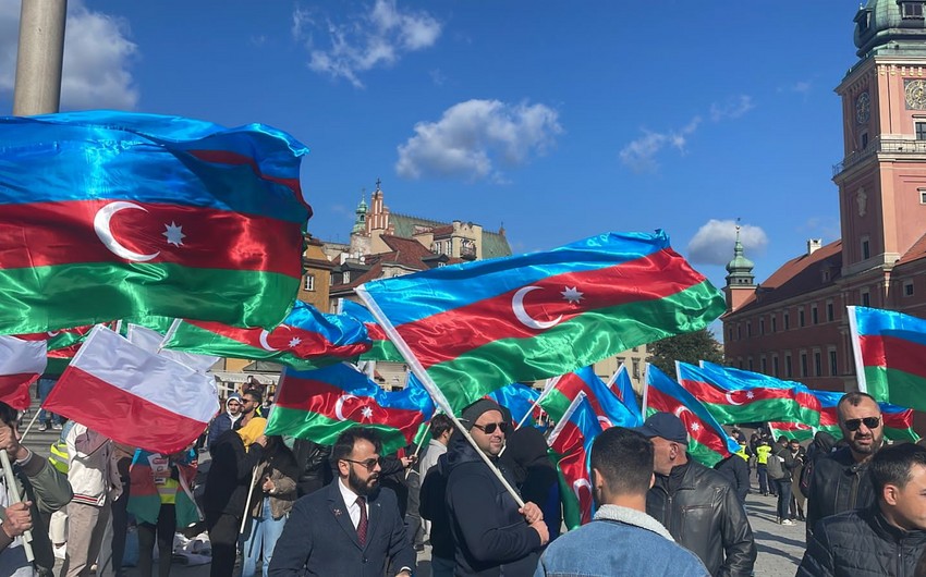 Varşavada azərbaycanlılar Ermənistanın mina terroruna etiraz edir