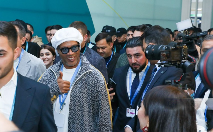 Ronaldinyo COP29 pavilyonlarını gəzdi