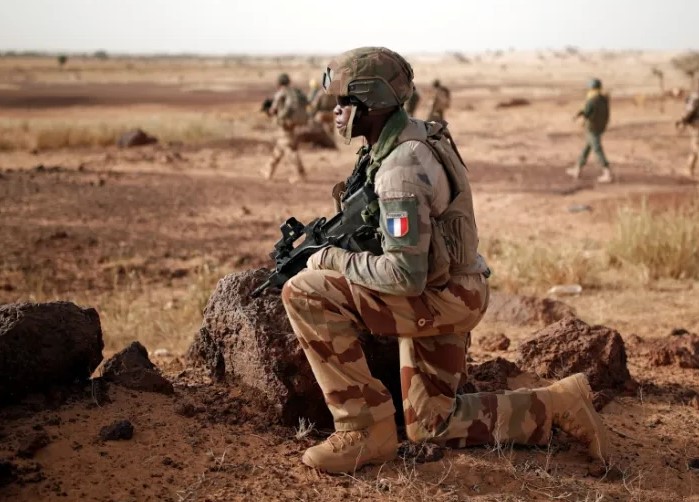 Fransa Nigerdəki qüvvələrini çıxarmağa başlayır