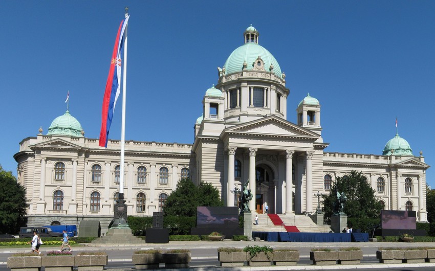 Serbiya parlamentində insident baş verib