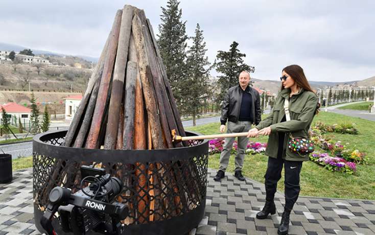 Prezidentlə xanımı sakinlərlə birlikdə Novruz tonqalı qaladılar