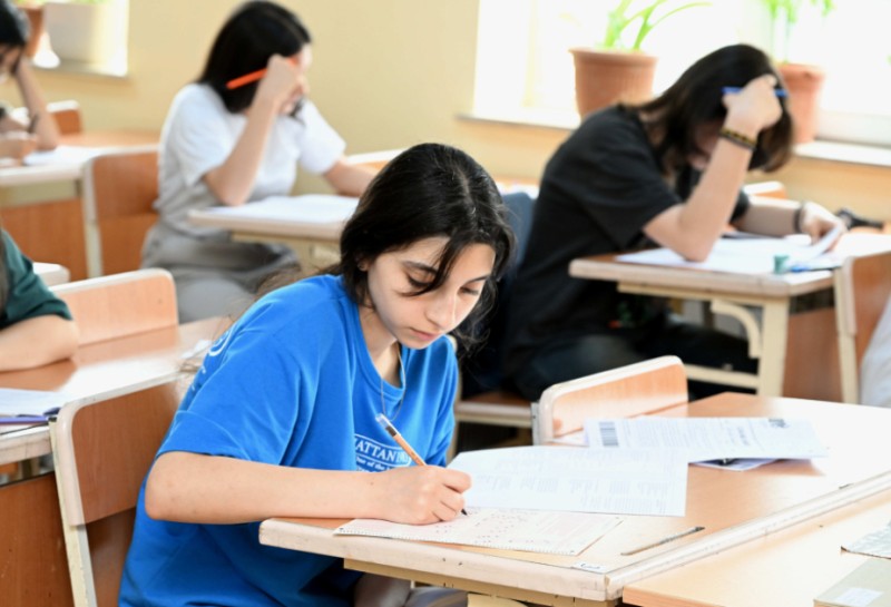 10 min abituriyent buraxılış imtahanlarından şikayət edib