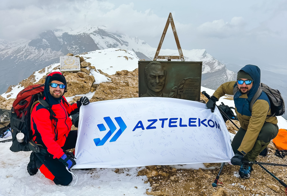 “Aztelekom” bayrağı Heydər Əliyev zirvəsində dalğalanıb